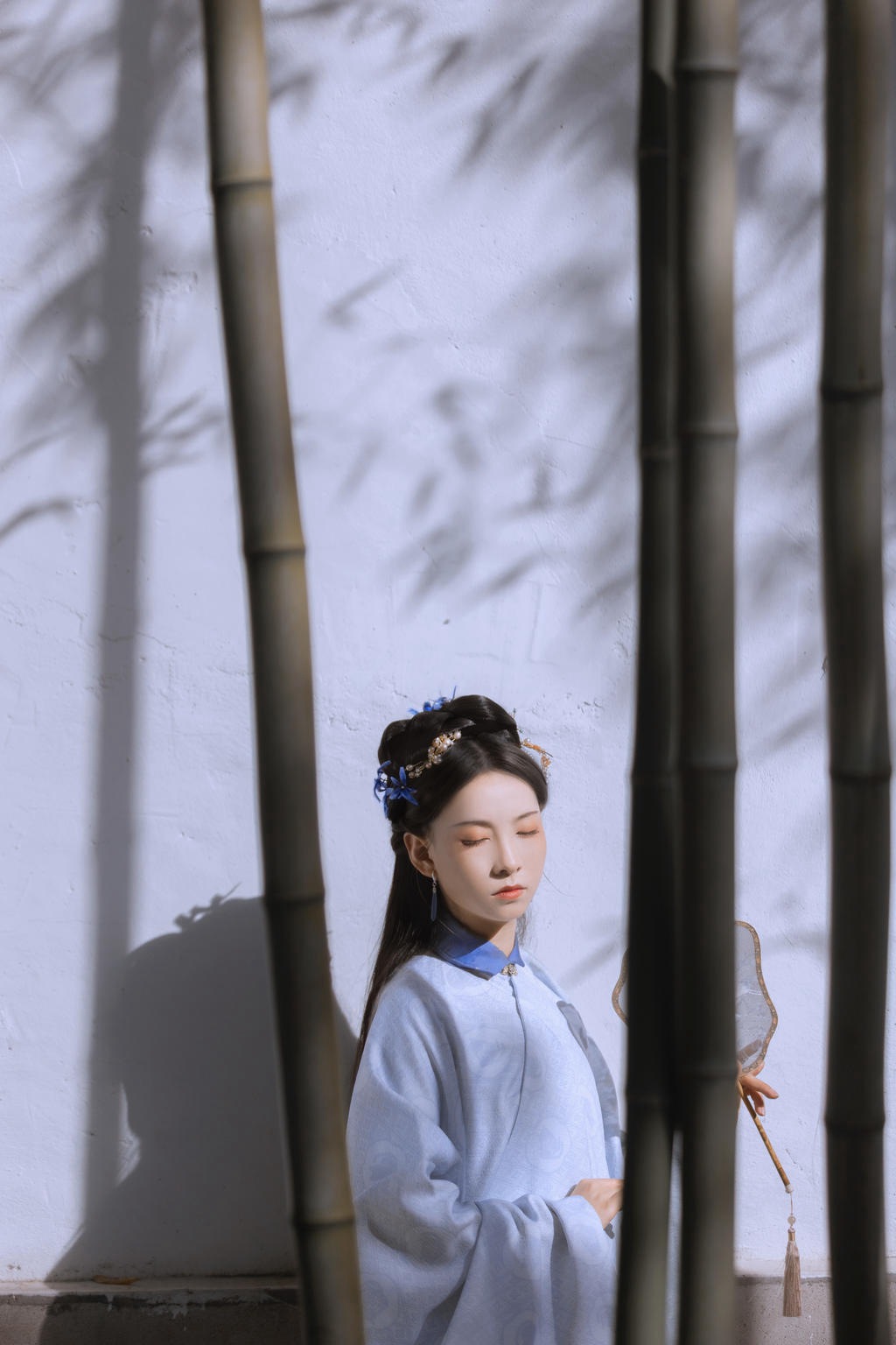 竹林中的古装美女清新脱俗图片