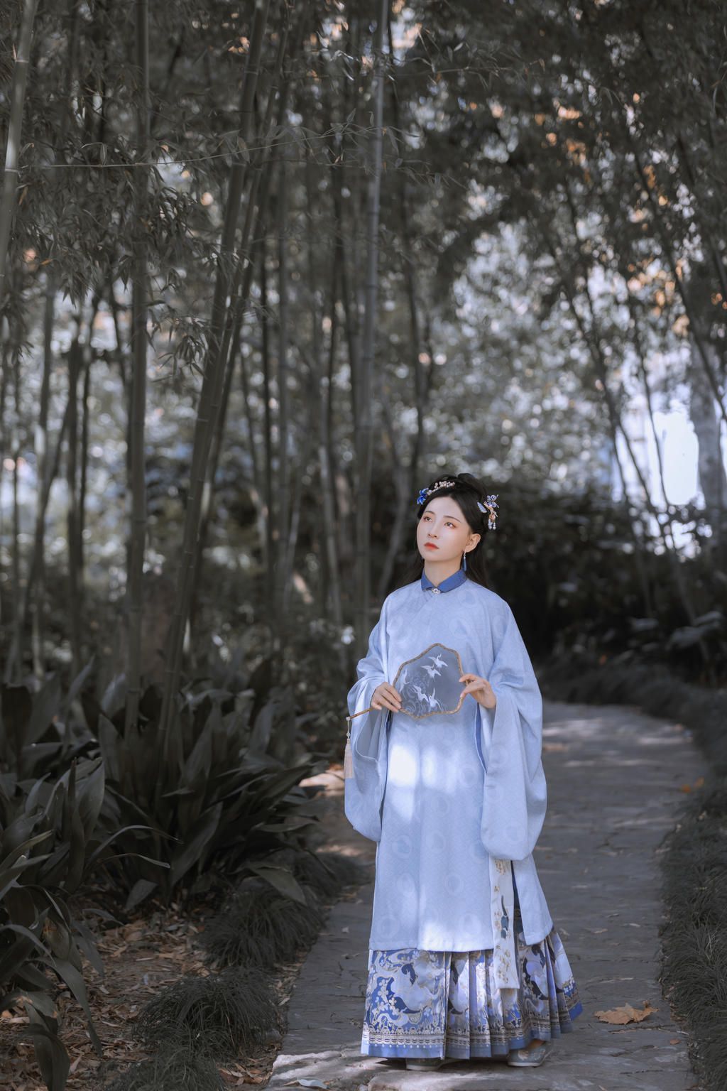 竹林中的古装美女清新脱俗图片