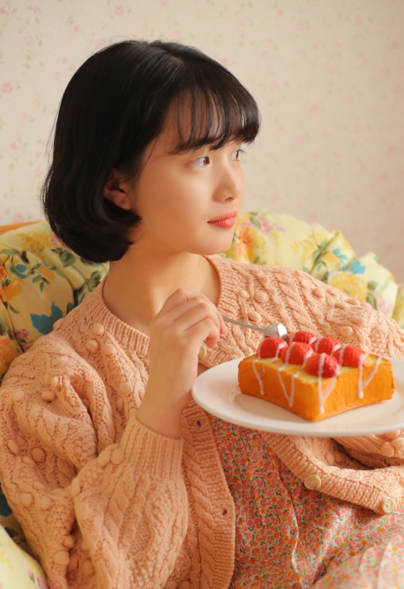 短发萌妹白丝美腿个人写真摄影