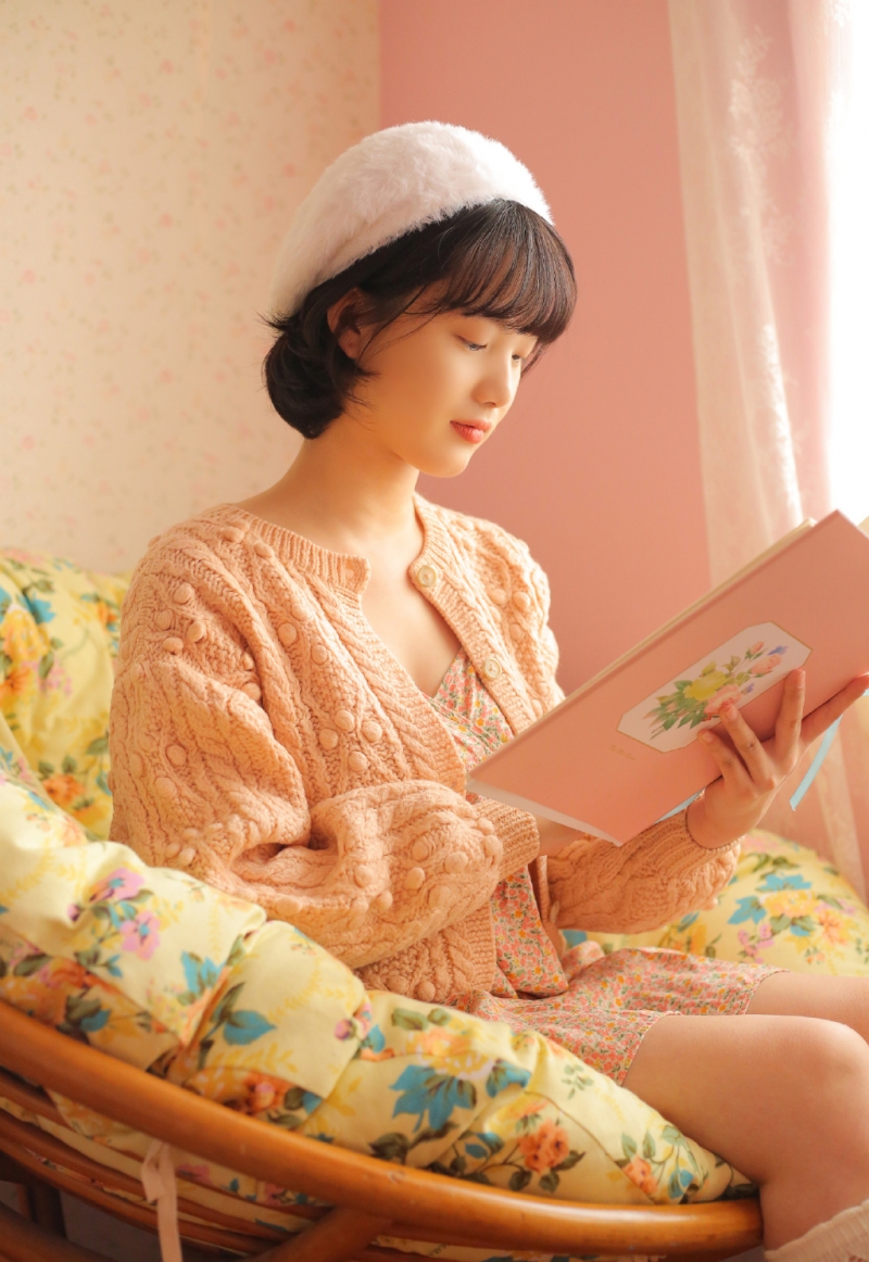 短发萌妹白丝美腿个人写真摄影