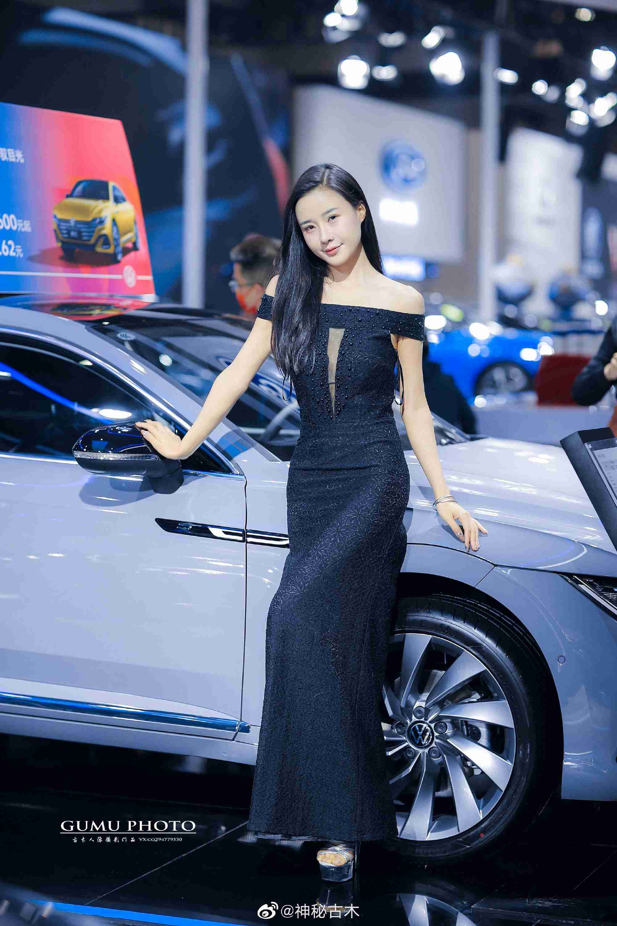 高跟美女车模小露香肩私人拍摄