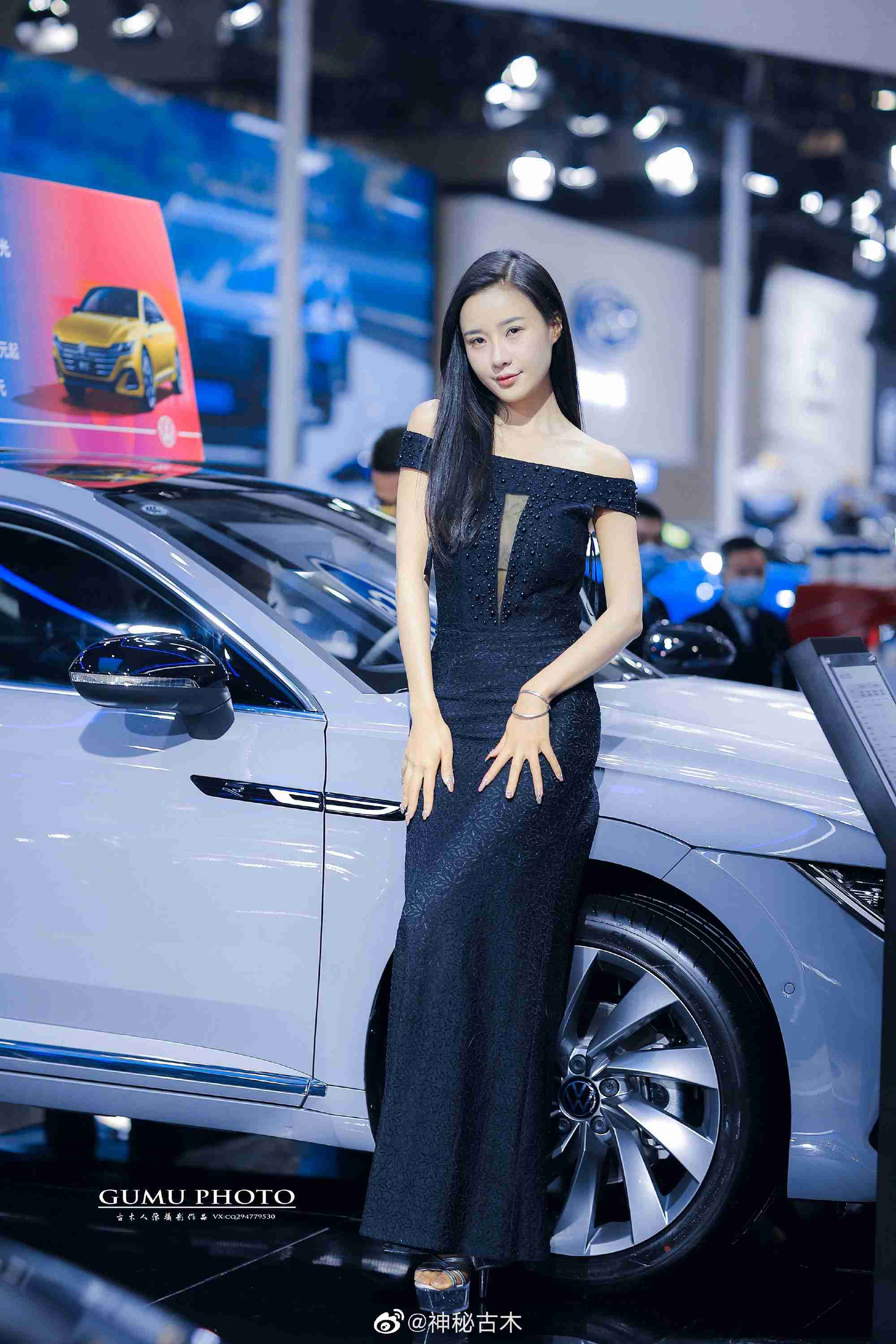 高跟美女车模小露香肩私人拍摄