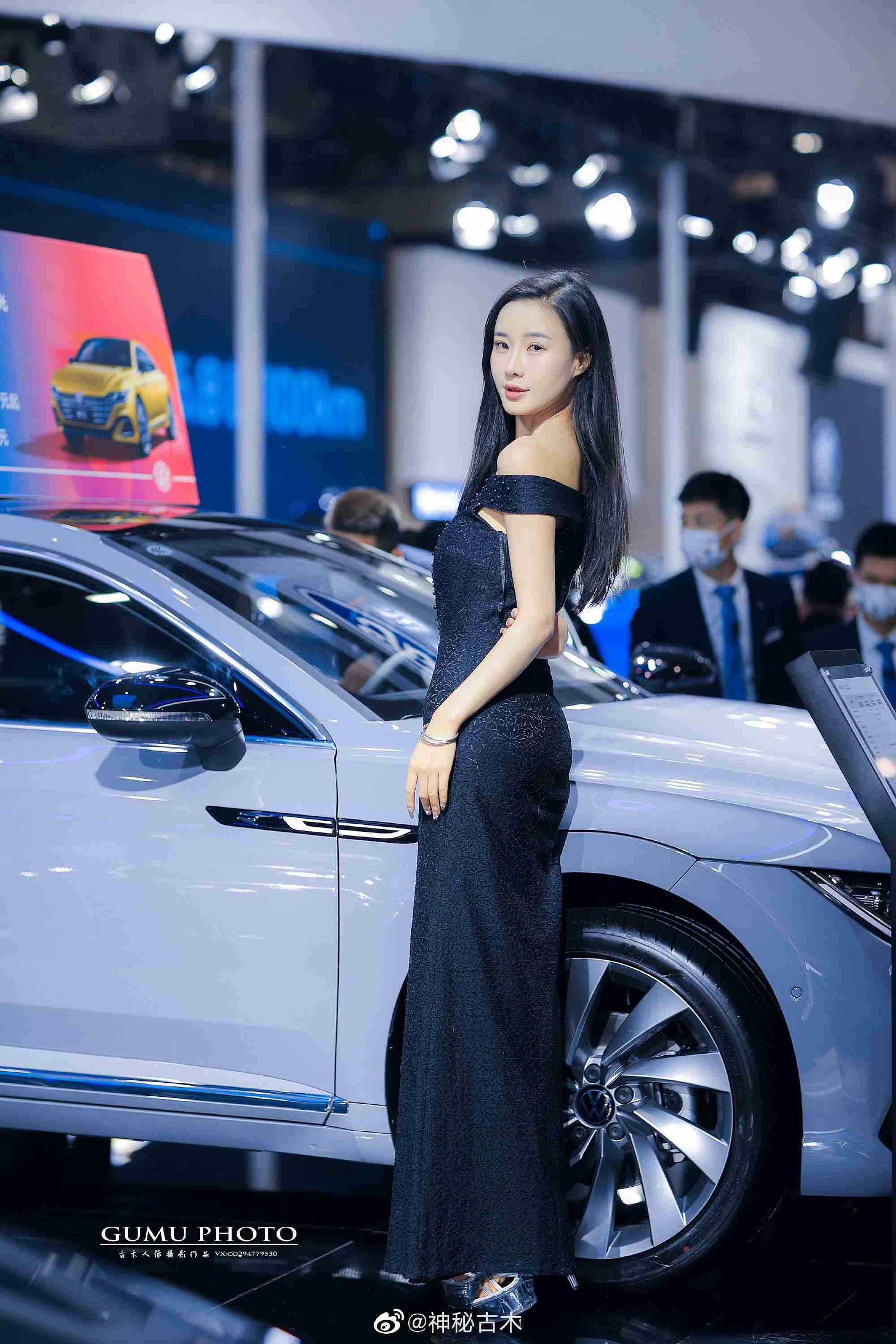 高跟美女车模小露香肩私人拍摄