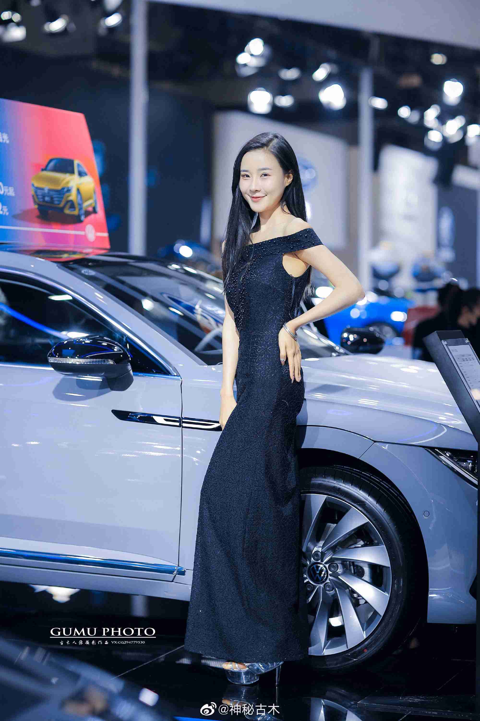 高跟美女车模小露香肩私人拍摄