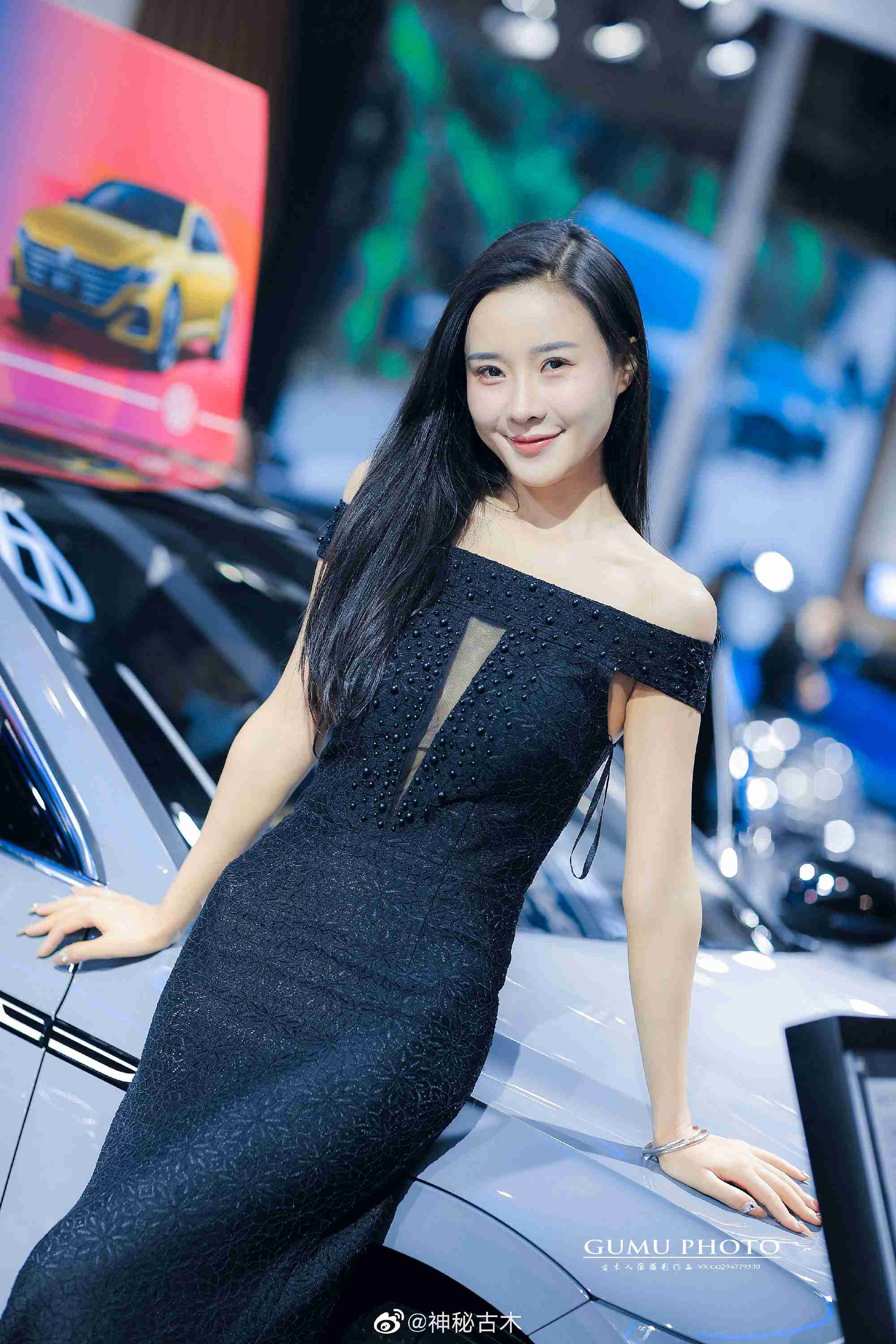 高跟美女车模小露香肩私人拍摄