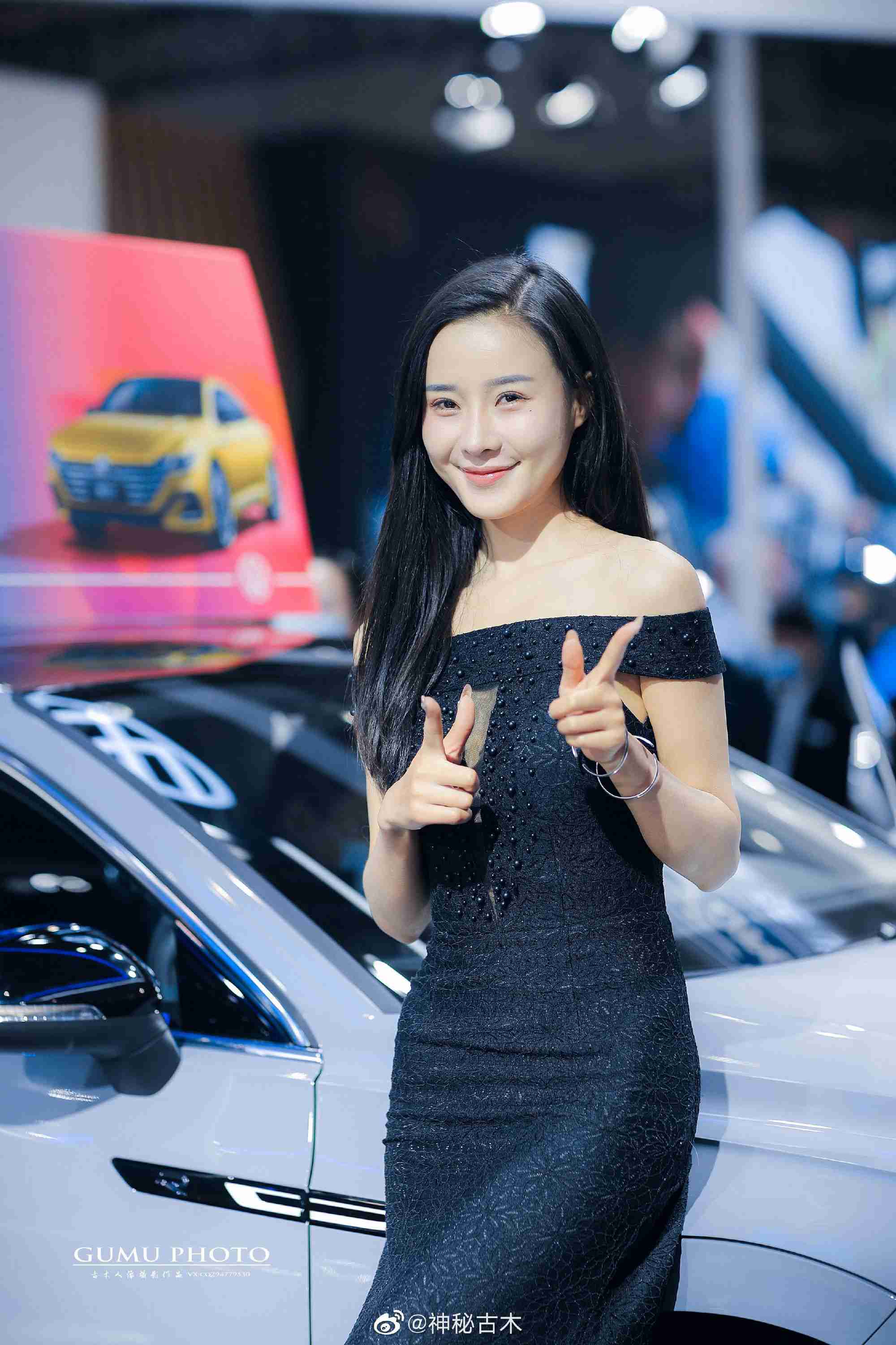 高跟美女车模小露香肩私人拍摄