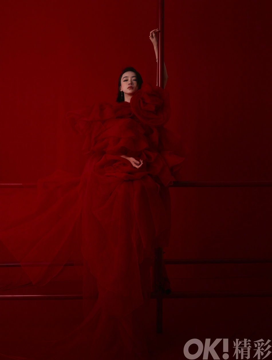 吴谨言红色造型明媚热烈时尚写真