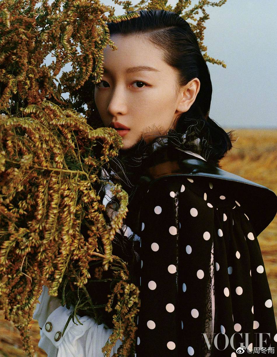 周冬雨背头造型又美又飒杂志写真