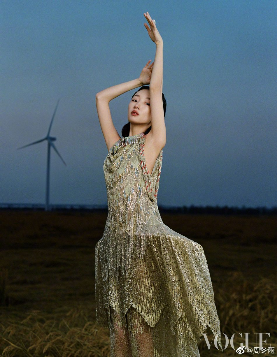 周冬雨背头造型又美又飒杂志写真