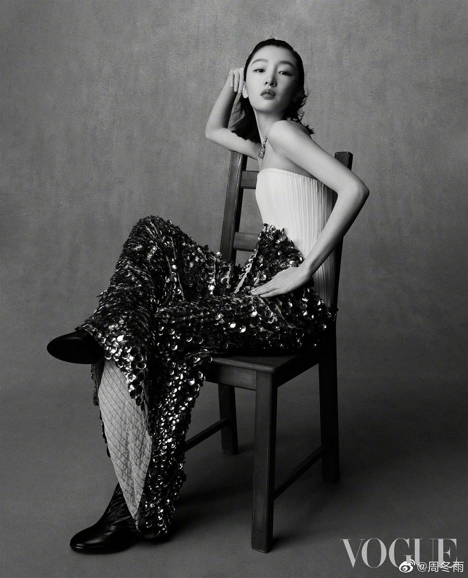 周冬雨背头造型又美又飒杂志写真