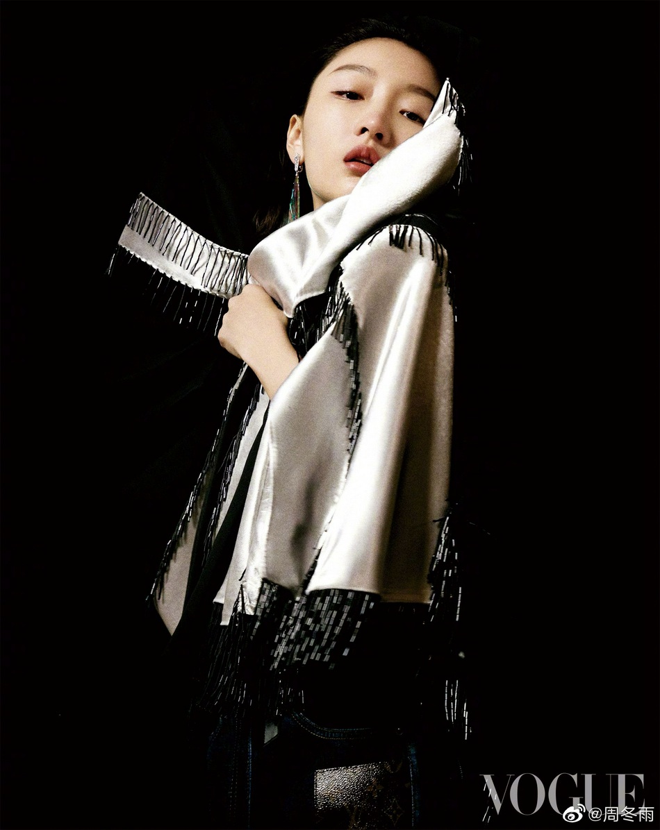 周冬雨背头造型又美又飒杂志写真