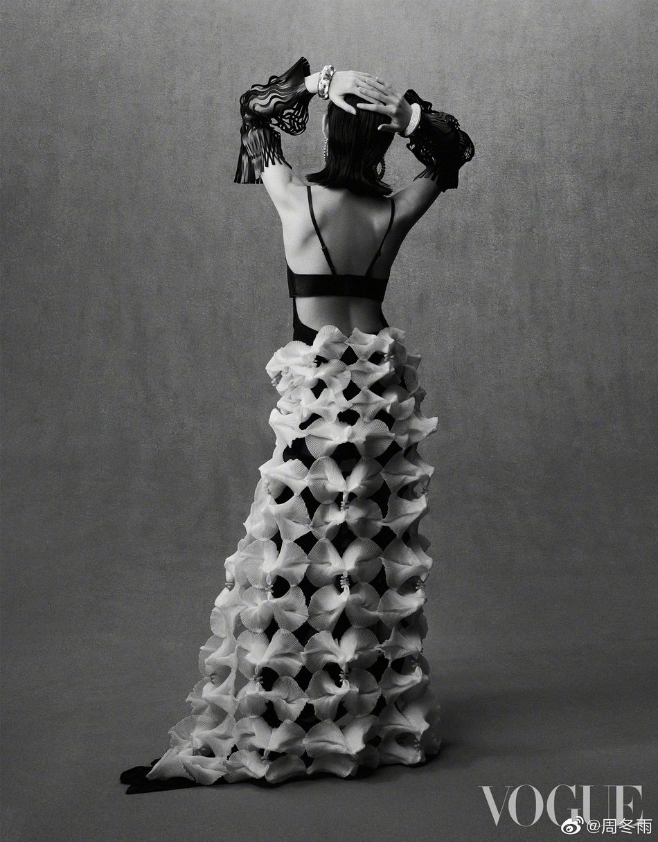 周冬雨背头造型又美又飒杂志写真