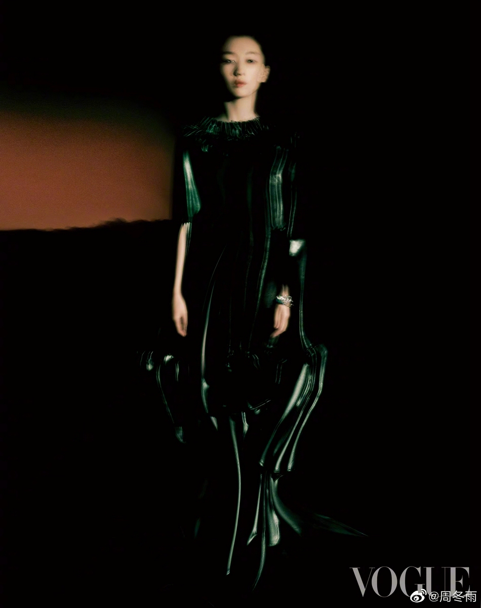 周冬雨背头造型又美又飒杂志写真