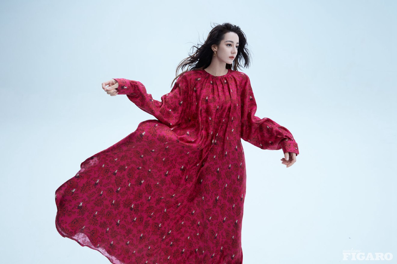 迪丽热巴费加罗十二月刊摩登优雅清冷迷人