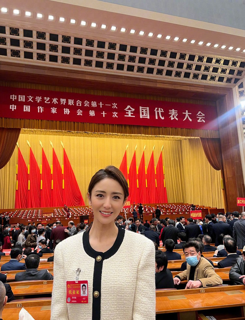 佟丽娅晒文代会现场照众明星合影