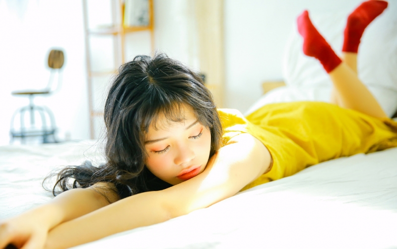 床上美女黄色吊裙明媚娇俏图片