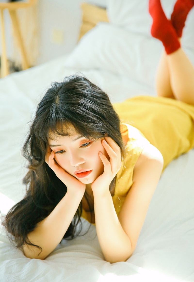 床上美女黄色吊裙明媚娇俏图片