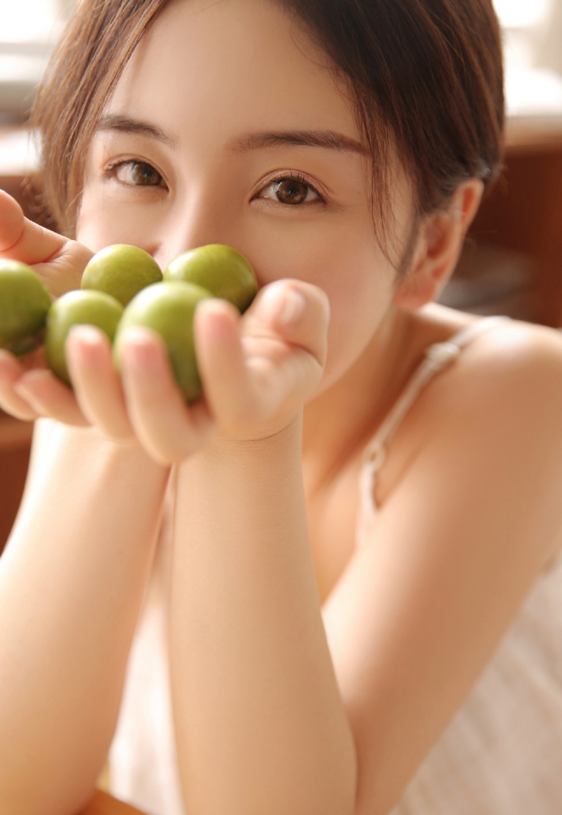 白嫩美女吊带热裤温柔大方图片