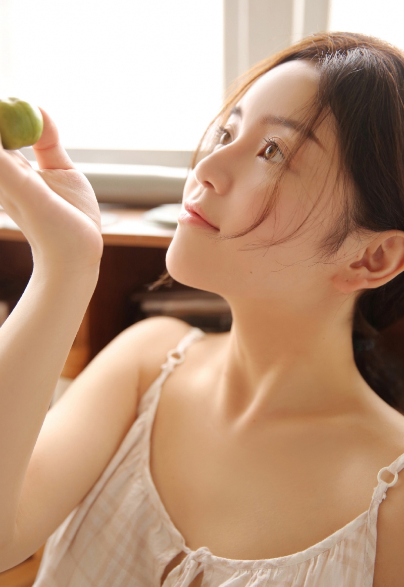 白嫩美女吊带热裤温柔大方图片