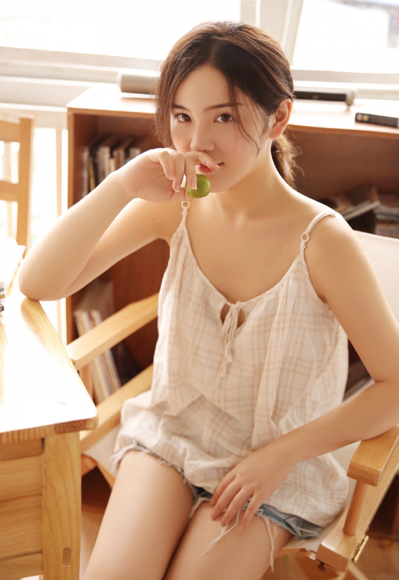 白嫩美女吊带热裤温柔大方图片