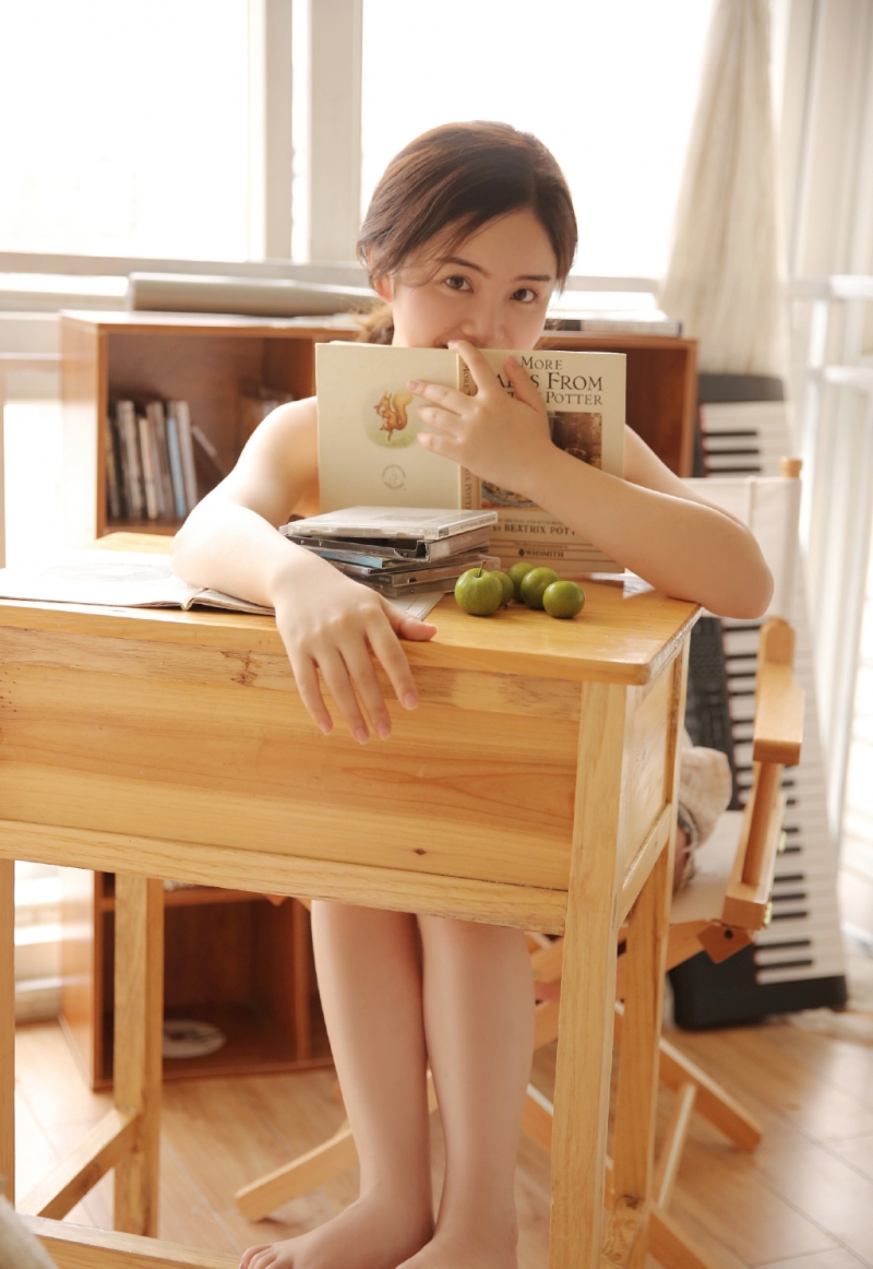 白嫩美女吊带热裤温柔大方图片