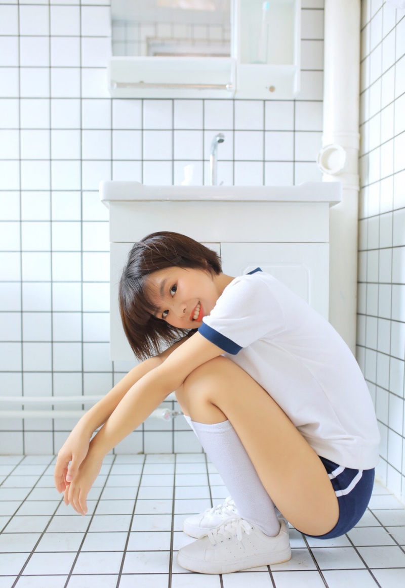 体操服美女白丝美腿卫生间写真