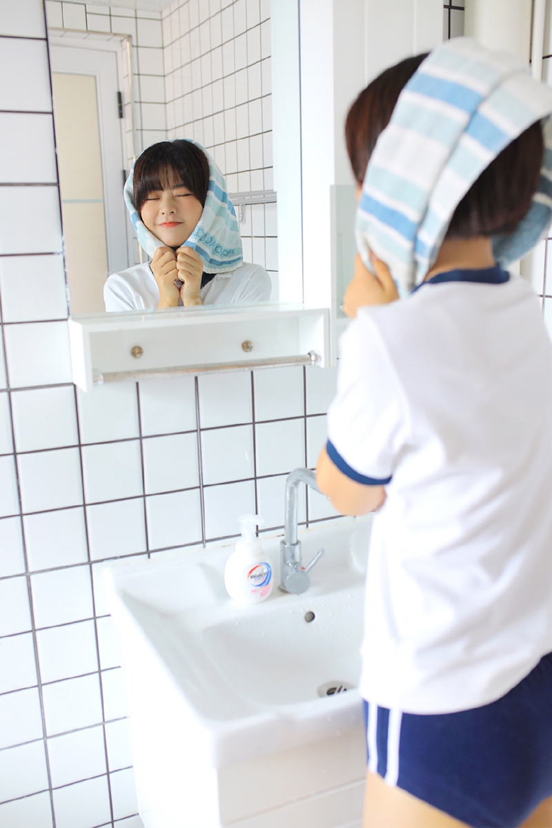 体操服美女白丝美腿卫生间写真