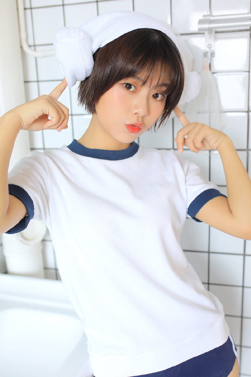 体操服美女白丝美腿卫生间写真