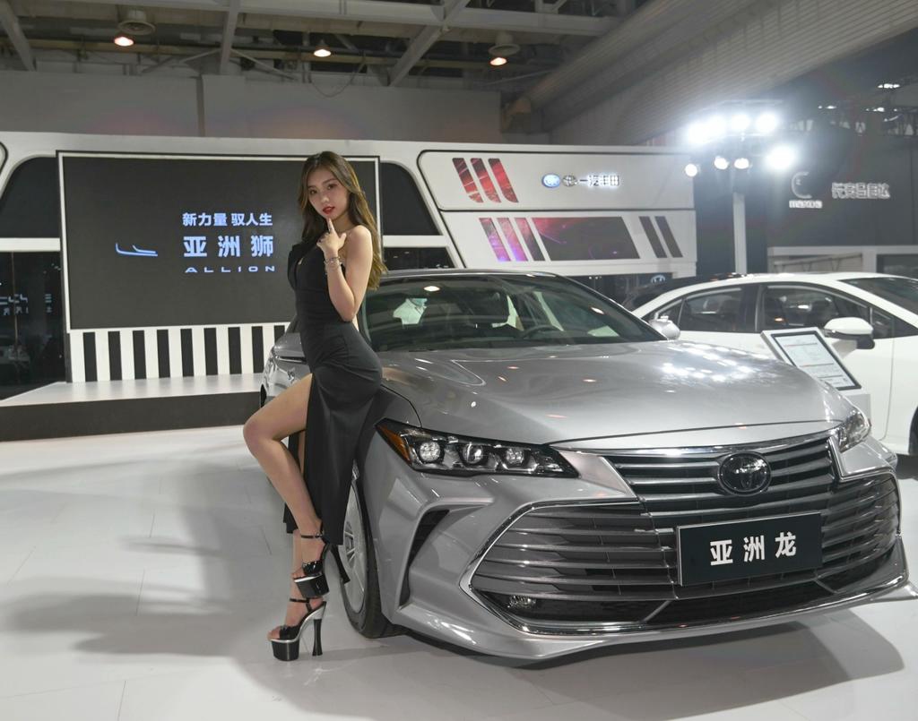 美女车模低胸开叉性感火辣套图