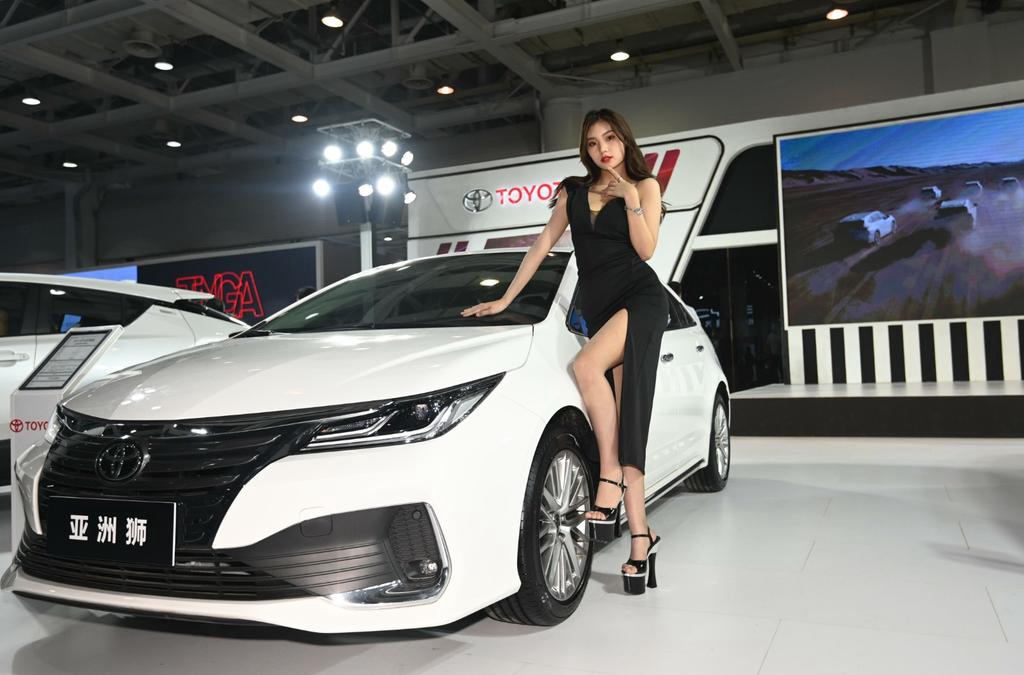 美女车模低胸开叉性感火辣套图