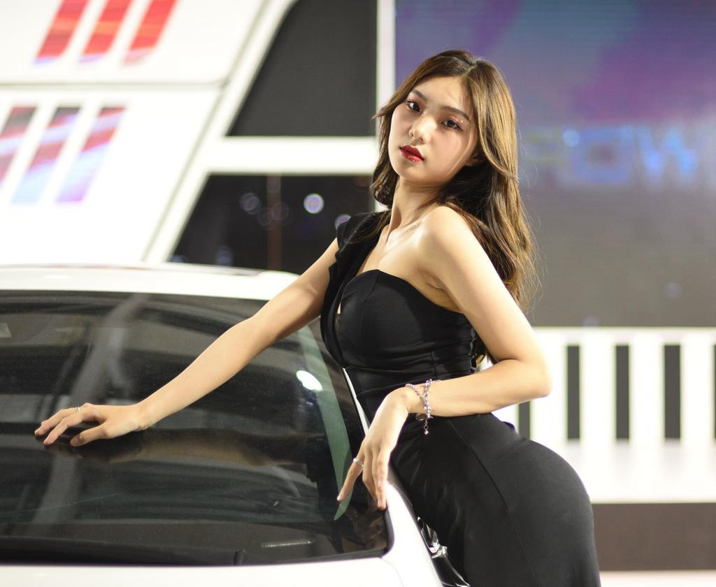 美女车模低胸开叉性感火辣套图