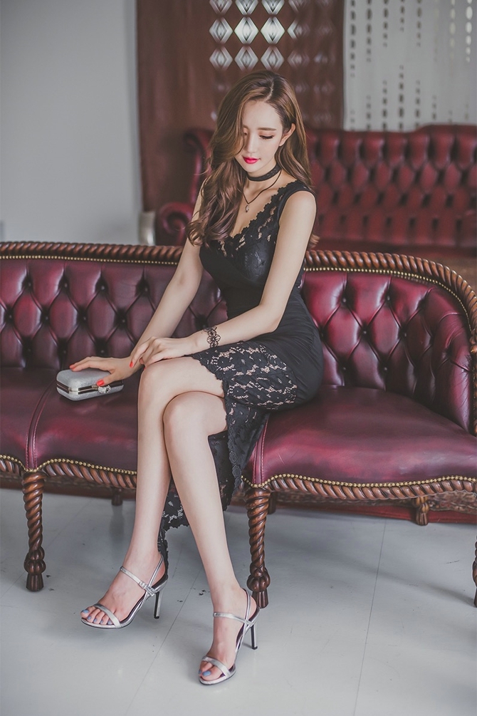 美女嫩模前凸后翘迷人曲线私拍