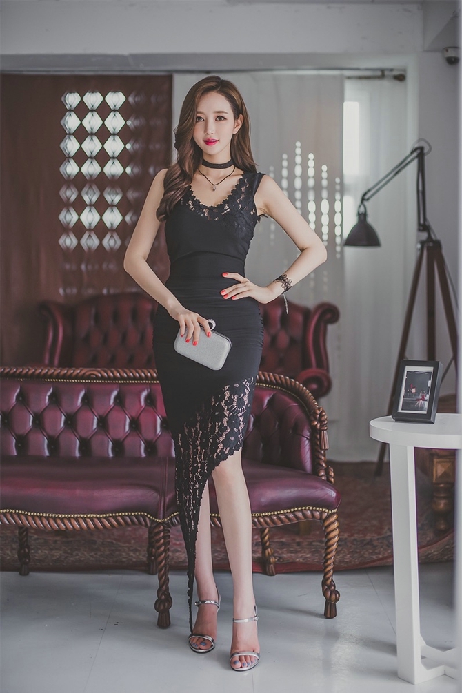 美女嫩模前凸后翘迷人曲线私拍