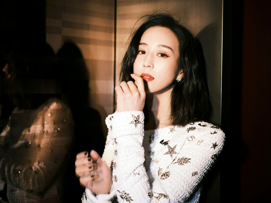 张钧甯黑白撞色穿搭优雅大气写真