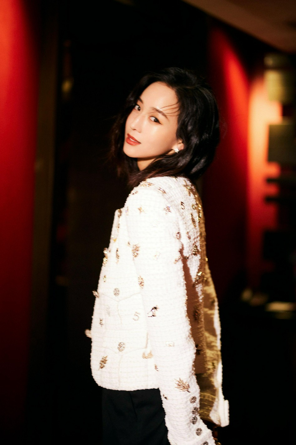 张钧甯黑白撞色穿搭优雅大气写真