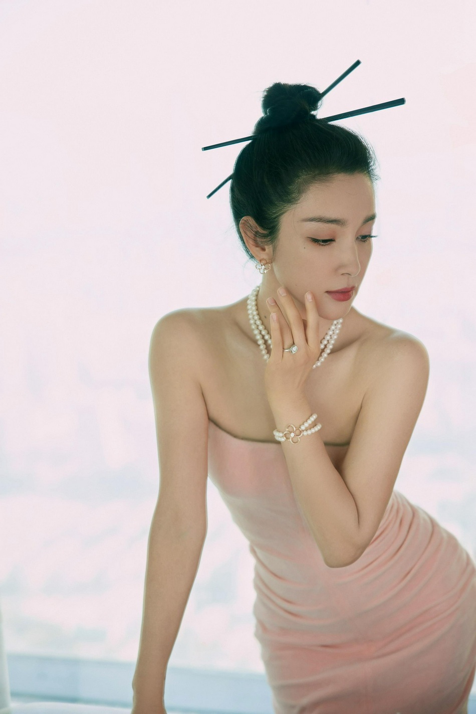 李冰冰粉色抹胸长裙美艳动人写真