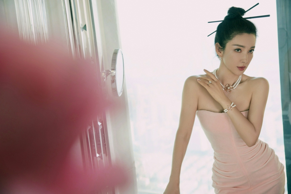 李冰冰粉色抹胸长裙美艳动人写真