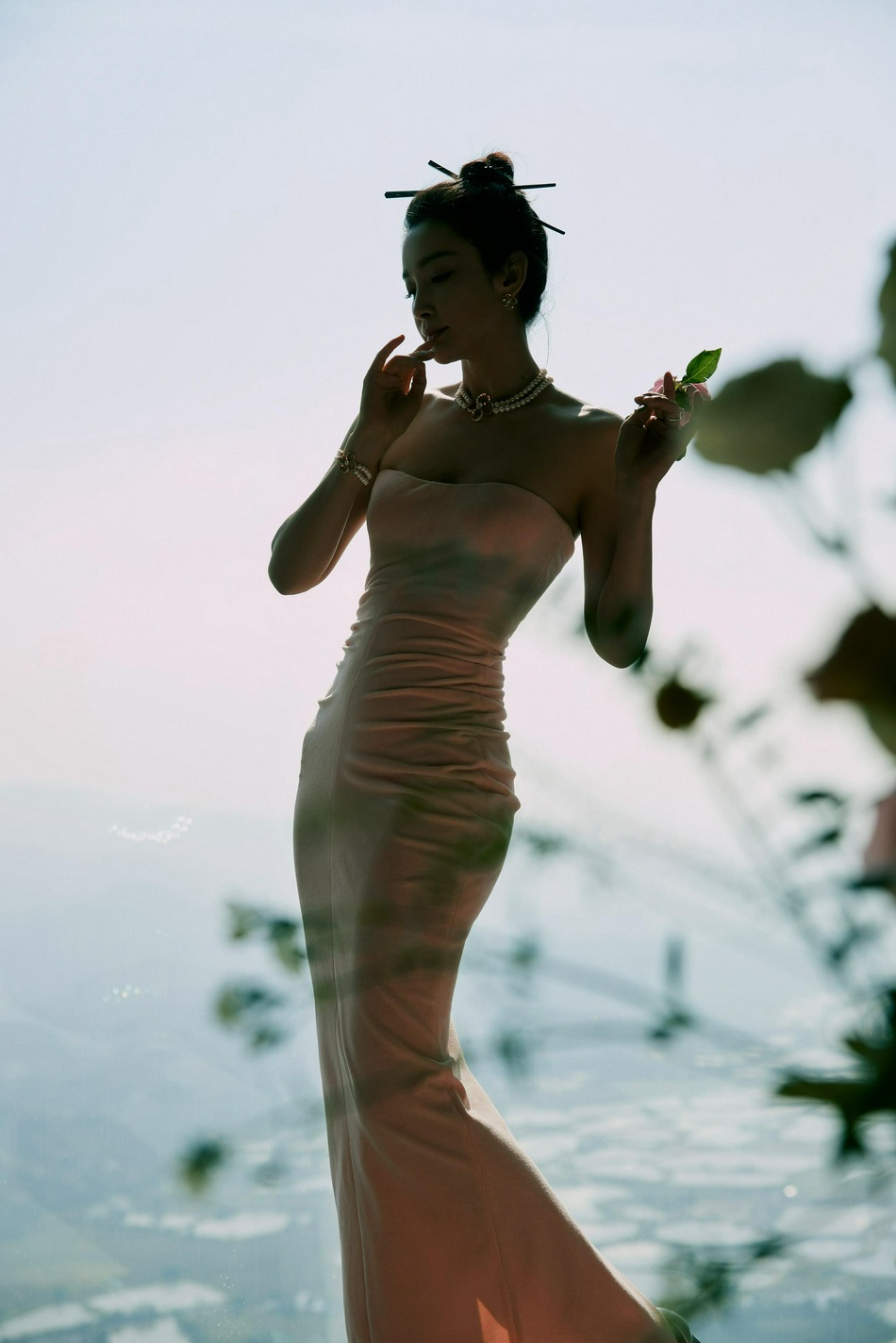 李冰冰粉色抹胸长裙美艳动人写真