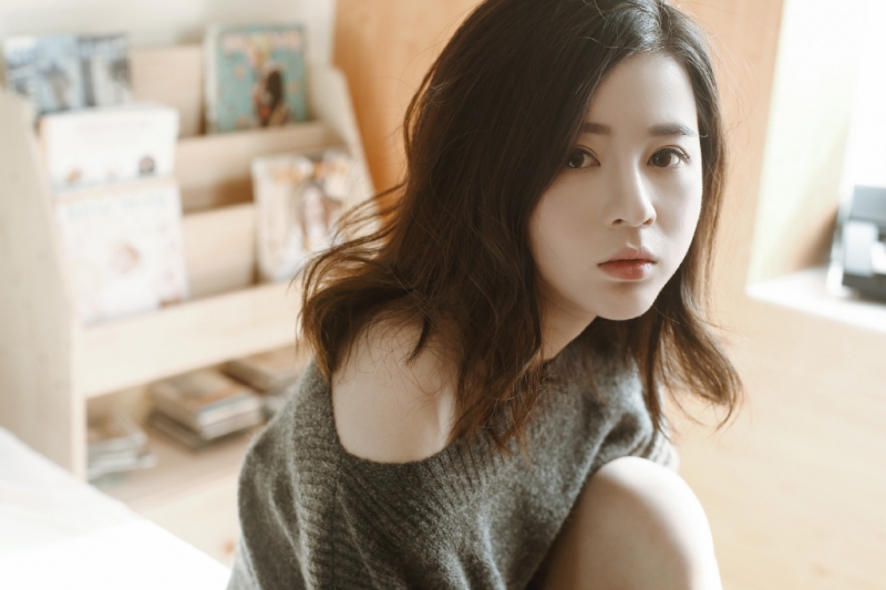 运动裤美女白皙大长腿室内写真