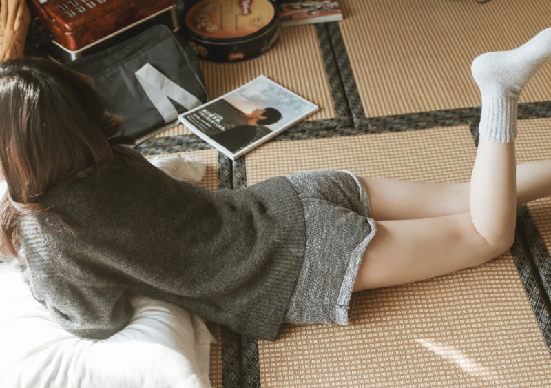 运动裤美女白皙大长腿室内写真