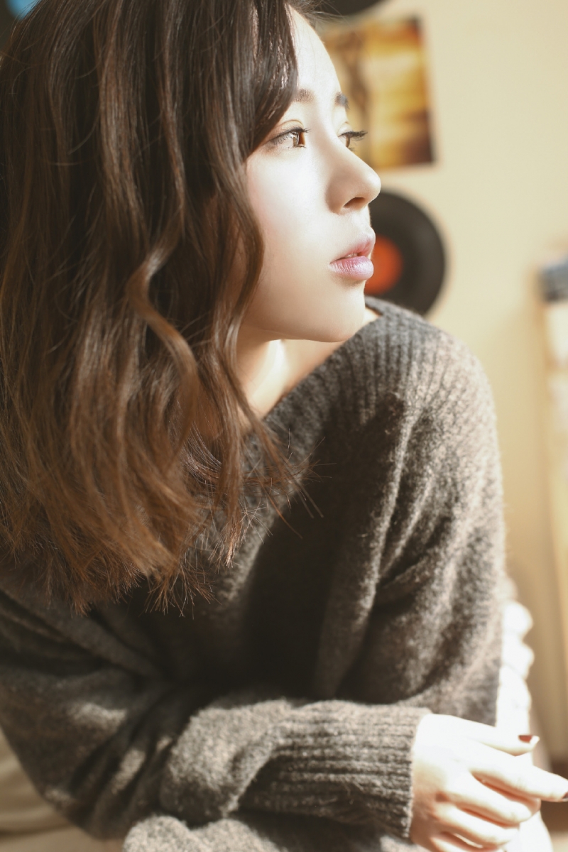 运动裤美女白皙大长腿室内写真