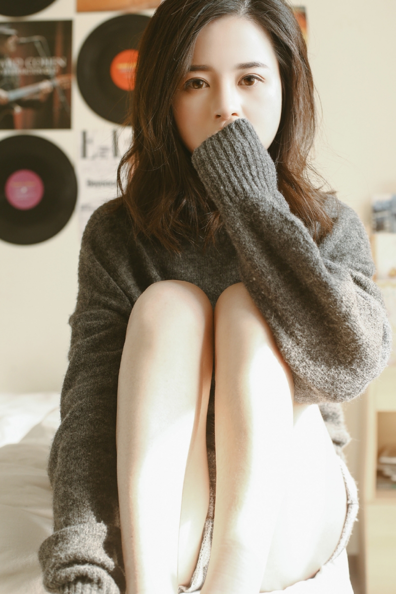 运动裤美女白皙大长腿室内写真