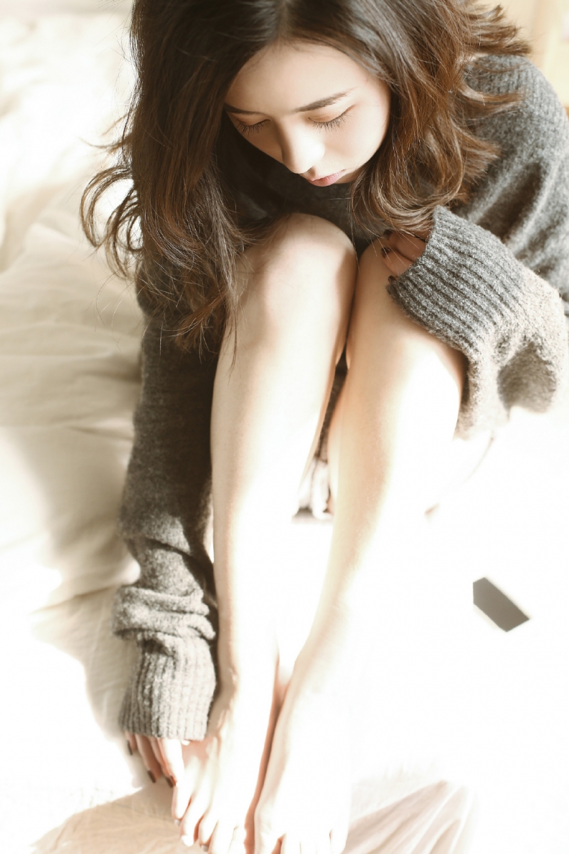 运动裤美女白皙大长腿室内写真