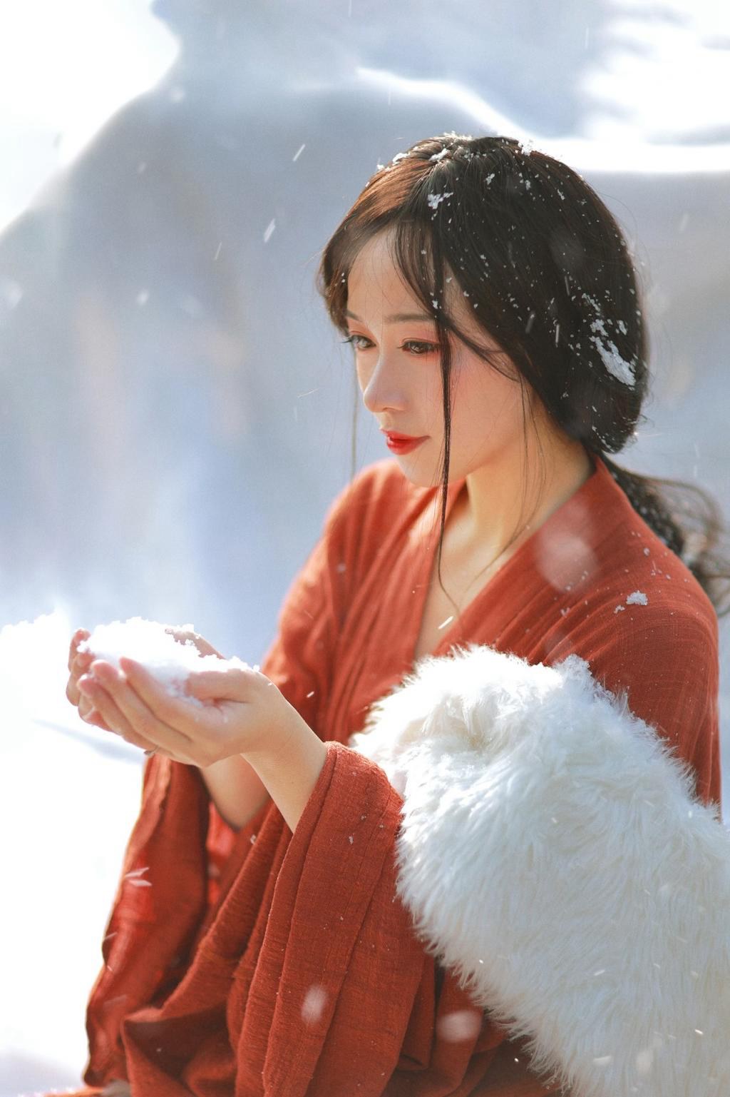 雪景中的汉服美女红妆素裹图片