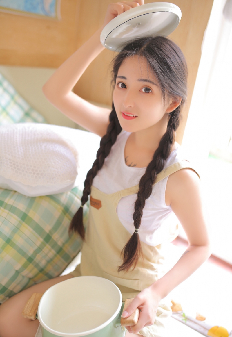 麻花辫萌妹子白丝美腿精选图片