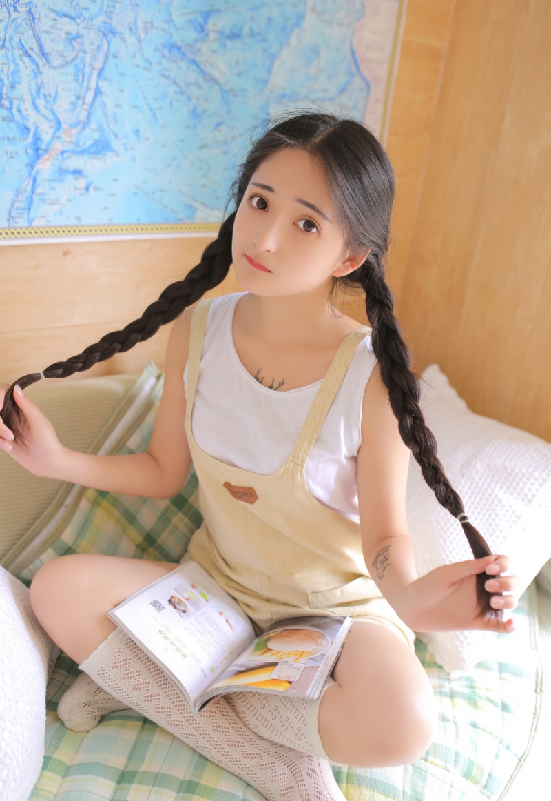 麻花辫萌妹子白丝美腿精选图片