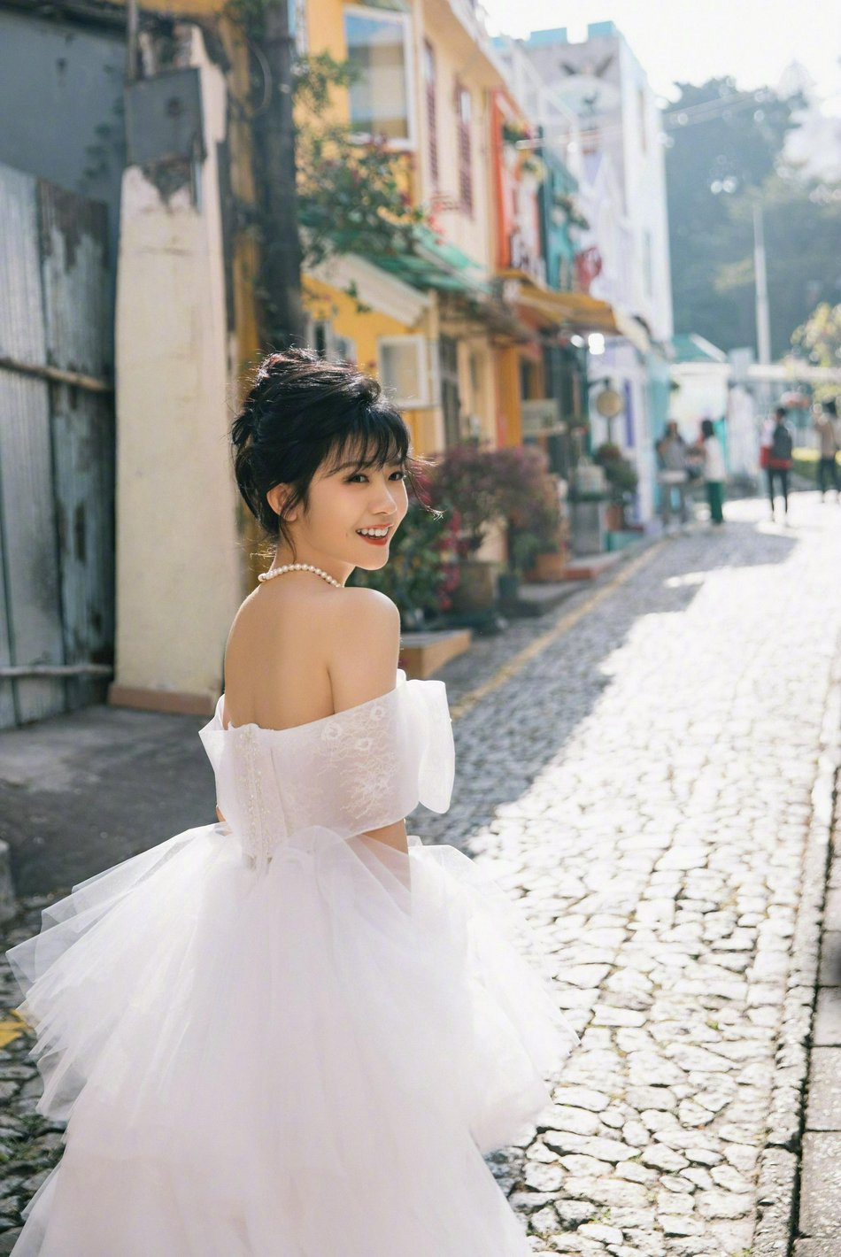 赖美云纯白色蝴蝶结纱裙甜美迷人