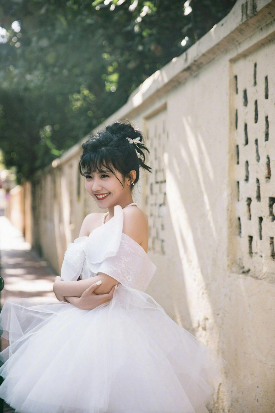 赖美云纯白色蝴蝶结纱裙甜美迷人