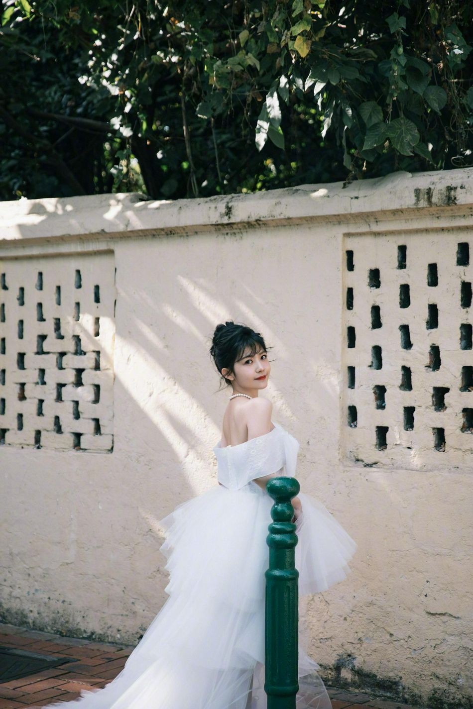赖美云纯白色蝴蝶结纱裙甜美迷人