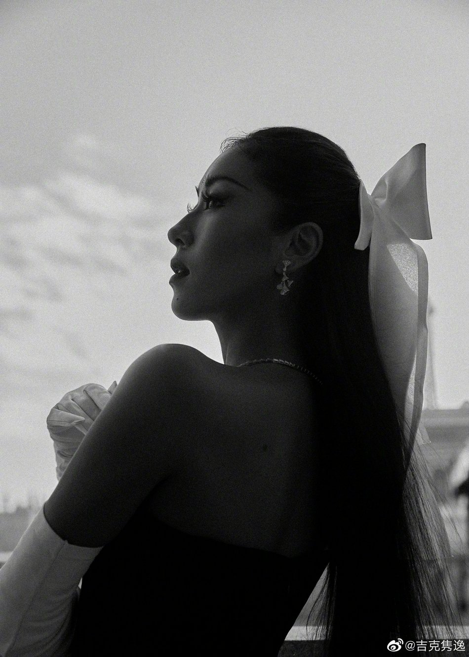 吉克隽逸黑色曳地鱼尾长裙写真